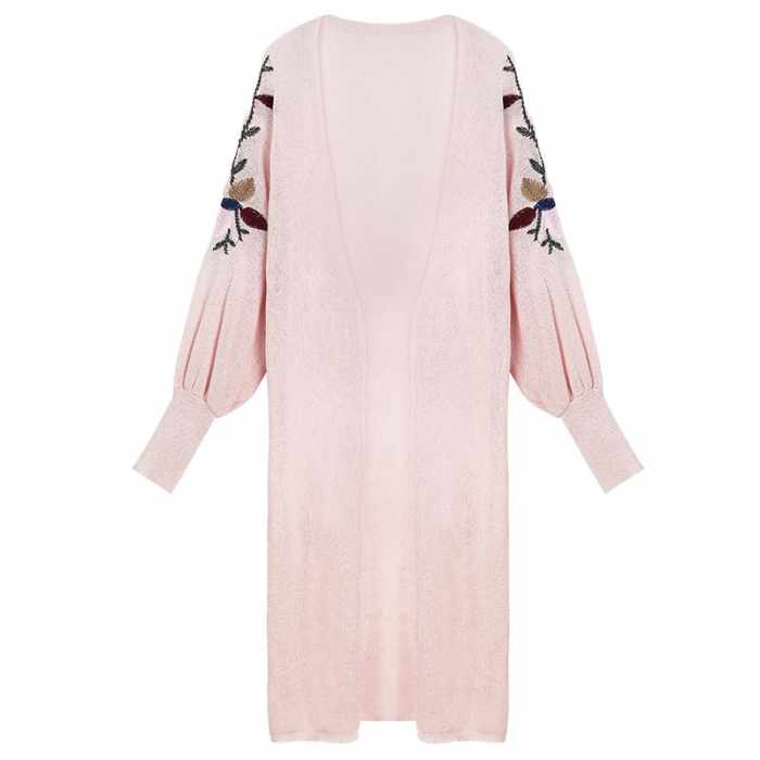 服飾的華彩詩(shī)篇 色彩、刺繡與皮革的交織之美